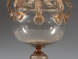 un vase en verre orné d'un motif de dragon