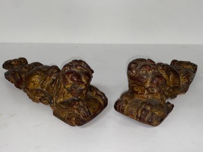 paire de figurines anciennes de chiens en bois sculpté