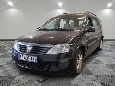 la photo d'une petite voiture noire garée dans un garage