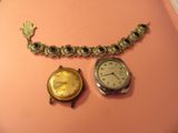 deux montres et un bracelet posés sur une surface rose