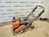 une photo d'une petite tondeuse à gazon dans un garage