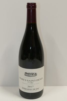 une bouteille de vin posée sur une table