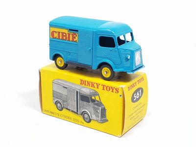 un camion jouet posé sur une boîte