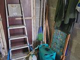 une photo d'une pièce avec une échelle, des toilettes et une poubelle