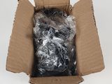 une boîte en carton avec un tas de fils à l'intérieur