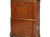l'image d'une armoire en bois surmontée d'un miroir
