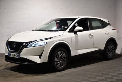 Le SUV Nissan blanc est garé à l'intérieur d'un bâtiment.