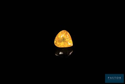un diamant jaune sur fond noir