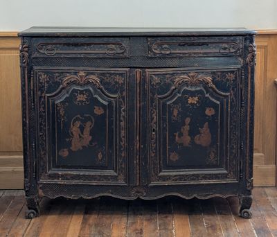 une armoire noire surmontée de deux portes