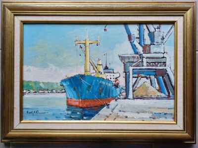 une peinture représentant un bateau dans l'eau près d'un quai