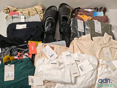 un tas de vêtements et de chaussures sur une étagère