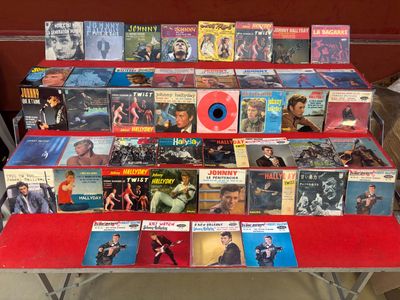 une table sur laquelle sont posés de nombreux livres