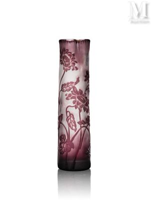 un vase violet orné d'un motif floral