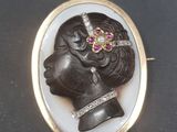 une image représentant le profil d'une femme sur une broche