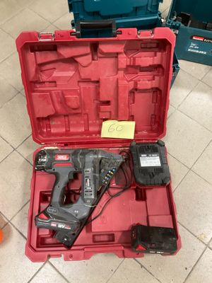 Les outils se trouvent dans la mallette posée par terre dans la pièce.