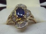 une photo d'une bague sertie d'un saphir et de diamants