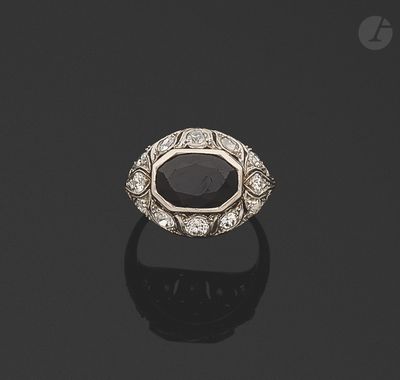une bague sertie d'un diamant noir et de diamants