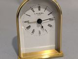 une petite horloge dont le cadran est orné de chiffres romains