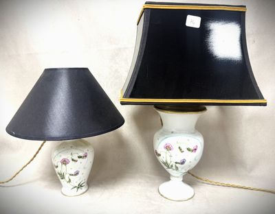 deux lampes placées l'une à côté de l'autre sur une table