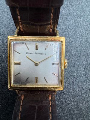 une image d'un gros plan d'une montre-bracelet sur une table
