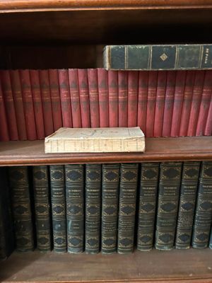 plusieurs livres sur une étagère dans une boîte à livres