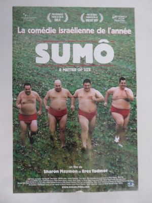 L'affiche du film « Sumo » est accrochée au mur.