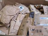 une boîte en carton remplie de boîtes et de colis posée par terre