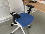 un bureau avec une chaise et un ordinateur dessus