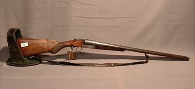 un vieux pistolet avec une poignée en bois et un étui en cuir