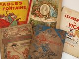 Plusieurs vieux livres pour enfants français sont alignés sur une table