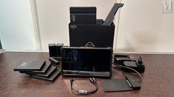 tout un tas d'appareils électroniques posés sur la table