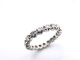 gros plan d'une bague en diamant sur une surface blanche