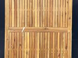 un grand paravent en bois orné de flèches blanches