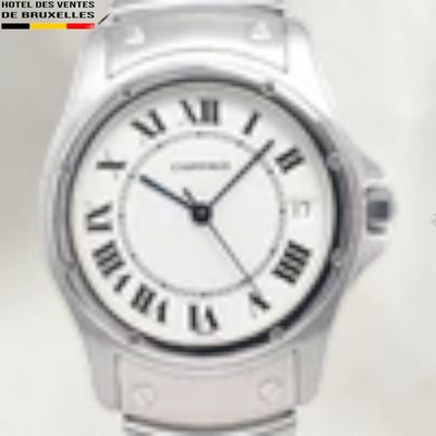 une montre blanche dont le cadran est orné de chiffres romains