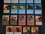 certaines cartes sont posées sur une table où il y en a beaucoup