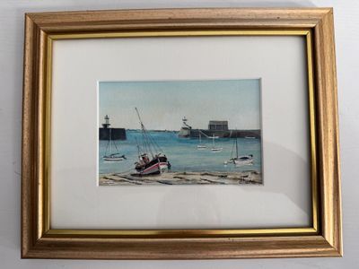 tableau représentant un bateau sur l'eau, avec un phare en arrière-plan