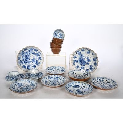 un ensemble d'assiettes et de bols bleus et blancs