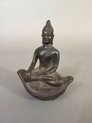 Bouddha assis, petit sujet en bronze patiné, probablement Th…