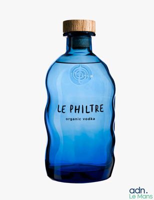 une bouteille contenant un liquide bleu, munie d'un bouchon en bois