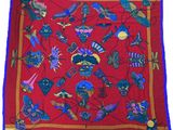 une écharpe rouge ornée de motifs bleus et jaunes