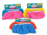 Trois gants de ménage de couleurs différentes sont représentés sur un fond blanc