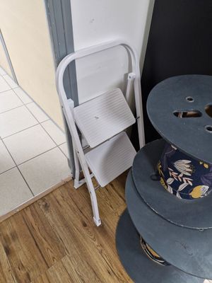 Escabeau en métal blanc deux marches