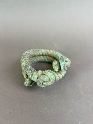 un gros plan d'un bracelet vert posé sur une table
