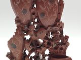 une photo représentant un ensemble de vases posés sur une table