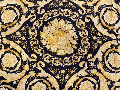 Vercace : carré de soie fin à motifs baroques vercace 80x80.
