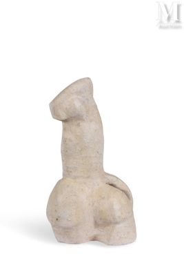 une petite statue représentant une girafe assise sur une surface blanche