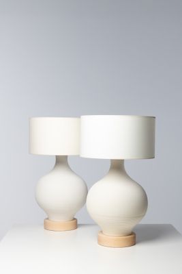deux lampes blanches posées l'une à côté de l'autre sur une table
