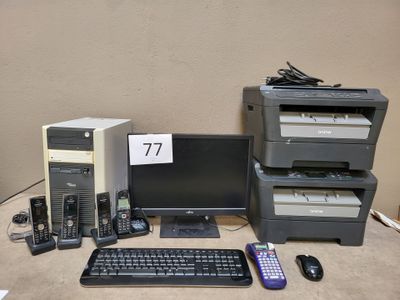 un bureau équipé d'un ordinateur, d'une imprimante, d'un clavier, d'une souris et d'autres appareils électroniques