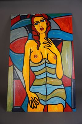 Un tableau représentant une femme en robe rayée est accroché au mur.