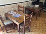 une table et des chaises dans une pièce aux murs en briques